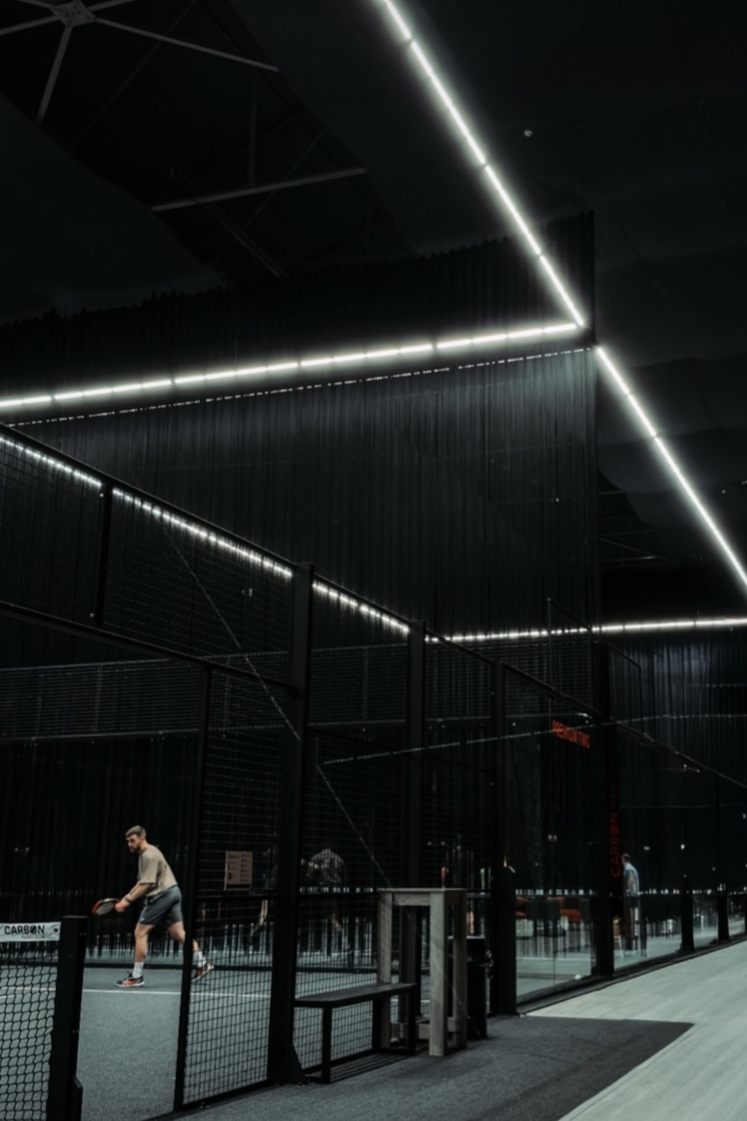 Iluminación pistas de pádel: requisitos, LED y entorno visual